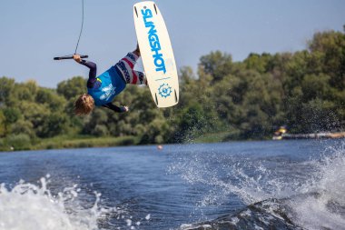 Genç sporcu havada bir numara yapıyor. Wakeboard.