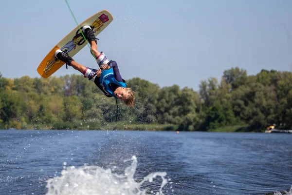 Kiev Ukraina 2019-08-24 Ukrainska Wakeboarding Championship båt — Stockfoto