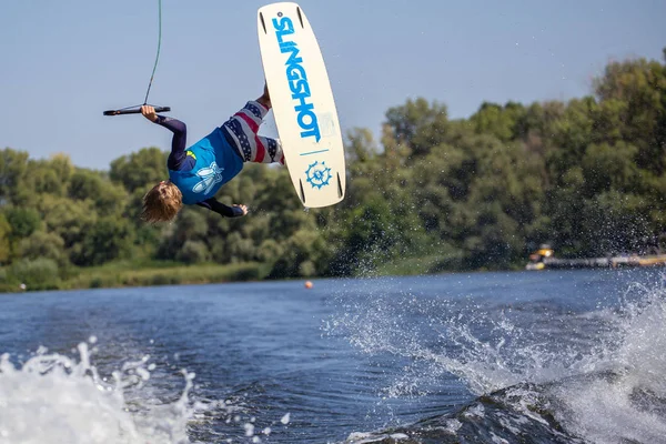 Ung idrottsman gör ett trick i luften. Wakeboard. — Stockfoto