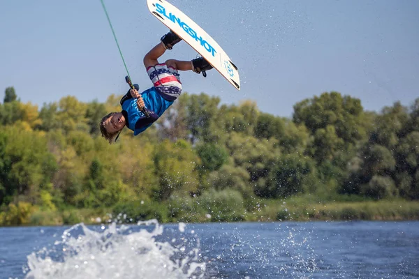 Kiev Ukraina 2019-08-24 Ukrainska Wakeboarding Championship båt — Stockfoto