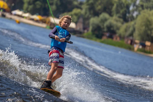 Kiev Ukraina 2019-08-24 Ukrainska Wakeboarding Championship båt — Stockfoto