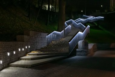 Geceleri Kiev. Ukrayna 'nın başkenti. Parktaki parlak merdiven..