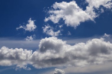 Mavi gökyüzünde kümülüs bulutları