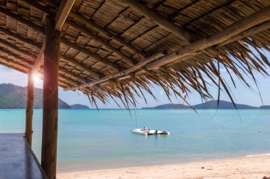 Bungalovdan okyanus manzarası.