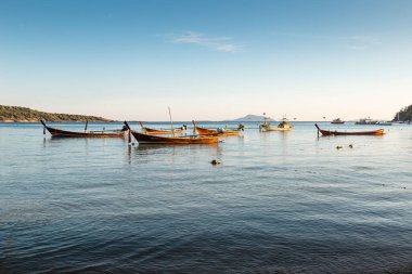 Tayland 'da geleneksel uzun kuyruklu tekneler
