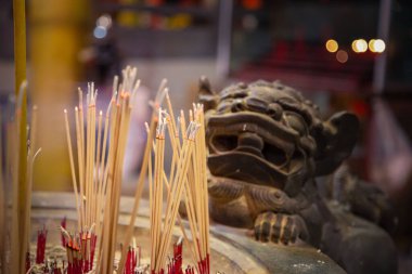 Aroma bir Budist tapınağının içine yapışır..