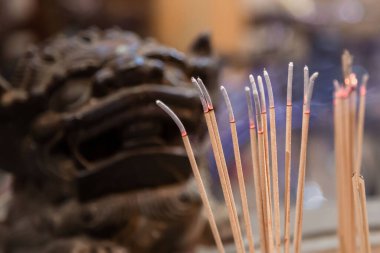 Aroma bir Budist tapınağının içine yapışır..