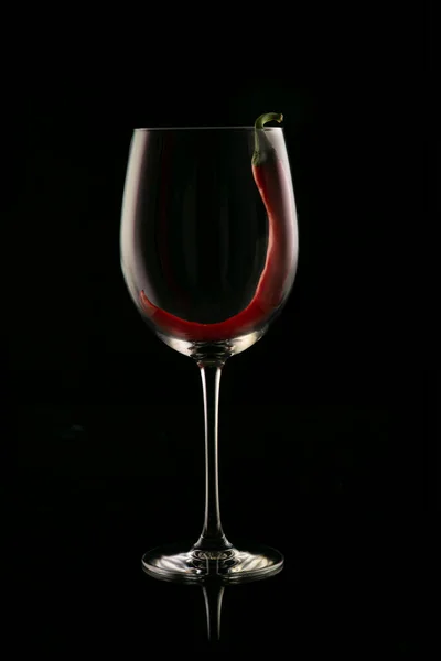 Rote Chilischoten Glas Frisches Gemüse Schwarzer Hintergrund — Stockfoto