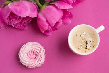 pembe bir arka plan, bir fincan kahve, ev yapımı bir pembe hatmi ve pembe Şakayık çiçekleri, Bahar kavramı