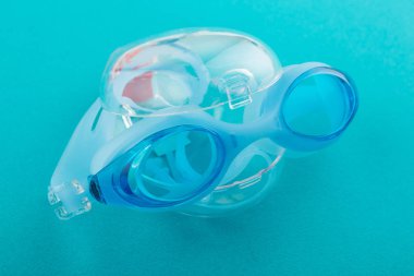 su sporları kavramı mavi bir arka plan üzerine saydam bir durumda mavi Yüzme gözlüğü