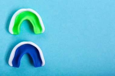 mavi arka plan, spor kavramı üzerinde iki boks mouthguards