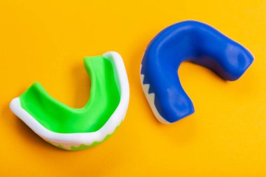 iki boks mouthguards sarı, spor kavramı, yakın çekim