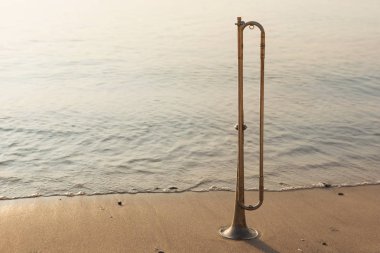 Nefesli/Üflemeli Saz tüp standları sahil üzerinde güzel gündoğumu aydınlatma, müzik kavramı