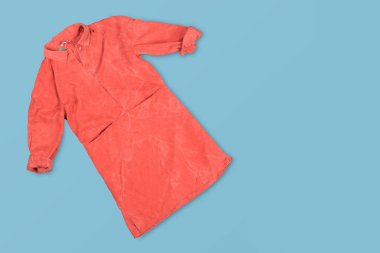 mavi arka plan, Bahar ve alışveriş en az kavramı kırmızı kadın elbise