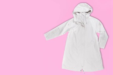 pembe arka plan, moda kavramı, üzerine ışık gri kadın yağmurluk izole