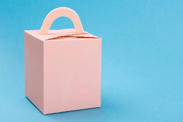 Рожева подарункова коробка на пастельному синьому фоні, концепція свята та подарунків — стокове фото