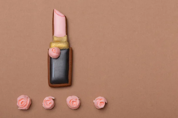 Pepparkakor i form av läppstift för läppar på brun bakgrund, begreppet en semester och gåvor — Stockfoto