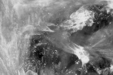 Soyut mürekkep arkaplanı. Mermer tarzı. Beyaz kağıda siyah boya dokusu. Ağ ve oyun tasarımı için duvar kağıdı. Grunge çamur sanatı. Kalem suyunun makro resmi. Koyu Smear.