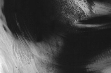 Soyut mürekkep arkaplanı. Mermer tarzı. Beyaz kağıda siyah boya dokusu. Ağ ve oyun tasarımı için duvar kağıdı. Grunge çamur sanatı. Kalem suyunun makro resmi. Koyu Smear.