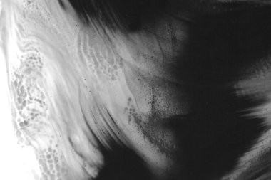 Soyut mürekkep arkaplanı. Mermer tarzı. Beyaz kağıda siyah boya dokusu. Ağ ve oyun tasarımı için duvar kağıdı. Grunge çamur sanatı. Kalem suyunun makro resmi. Koyu Smear.