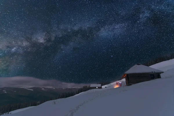 Märchenlandschaften Der Winterkarpaten Mit Einer Charmanten Milchstraße Himmel Touristenzelte Und — Stockfoto