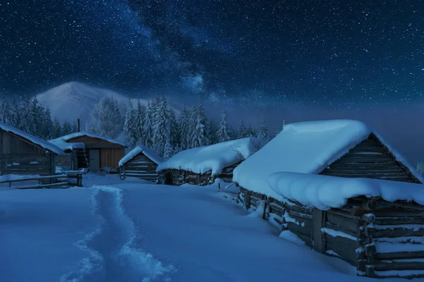 喀尔巴阡山脉冬季的美丽风景 天空中有迷人的银河般的旅游帐篷 山谷中有雪屋 — 图库照片
