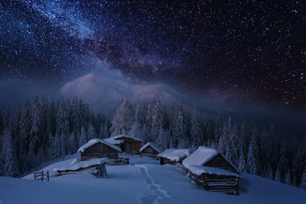 Märchenlandschaften Der Winterkarpaten Mit Einer Charmanten Milchstraße Himmel Touristenzelte Und — Stockfoto