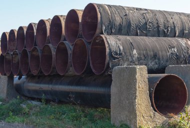 Geniş çaplı ve yüksek basınçlı boruların yanı sıra korunan boru hattı bakım noktaları da dahil olmak üzere doğal gaz taşıma ekipmanlarının görüntüleri.
