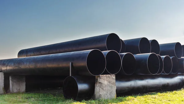 Geniş çaplı ve yüksek basınçlı boruların yanı sıra korunan boru hattı bakım noktaları da dahil olmak üzere doğal gaz taşıma ekipmanlarının görüntüleri.