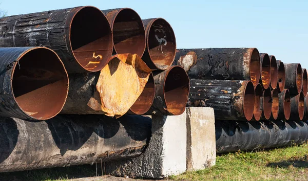 Images of natural gas transportation equipment, including large diameter and high pressure pipes, as well as pipeline maintenance points, which are protected.