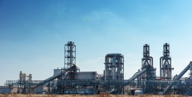 Karmaşık bir endüstriyel binadaki borular, kanalizasyon filtreleri ve diğer metal elementler de dahil olmak üzere çeşitli detaylara ve yüksek kalitede yapısal elementlere sahip bir ahşap fabrikasının resmi..