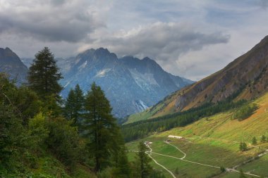 İsviçre Alplerinde sırt çantalı dağların harika manzarası.