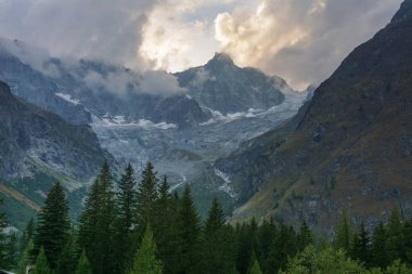 İsviçre Alplerinde sırt çantalı dağların harika manzarası.