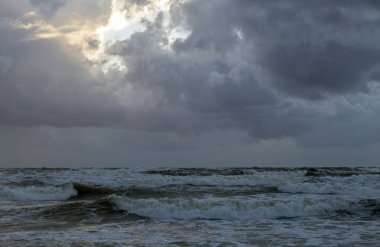 Güzel bir akşam bulutlar üzerinde storming Bali deniz