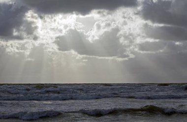 Güzel bir akşam bulutlar üzerinde storming Bali deniz