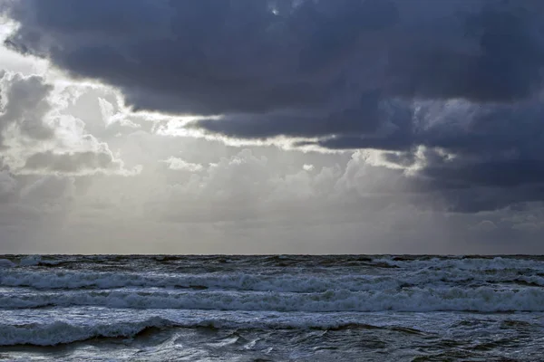 美丽的傍晚云朵在狂风暴雨的巴厘岛海 — 图库照片
