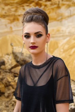 genç model taş ocağında moda makyaj ile