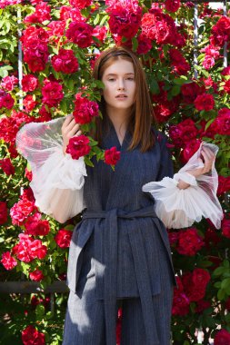 güzel genç model çiçek açan gül bush tarafından poz