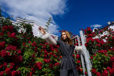 genç model gül bush tarafından moda giysiler giyen süre poz