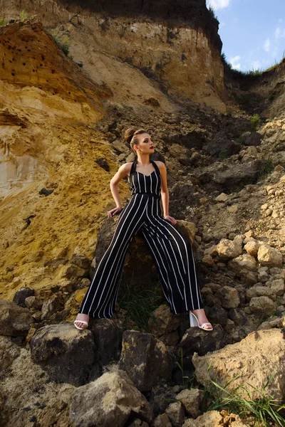 ocağına poz tulum giyen bir modeldir