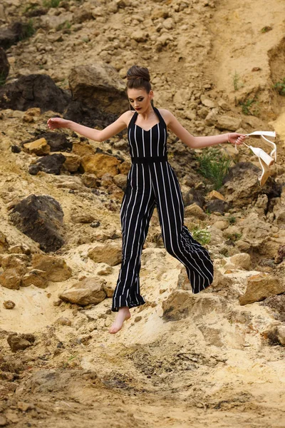 Fashion Model Wearing Jumpsuit Walking Shoes Hand Quarry — Stock Photo, Image