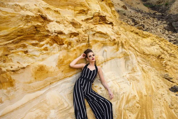 ocağına poz tulum giyen bir modeldir