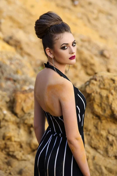 tetikte tulum giyen bir modeldir
