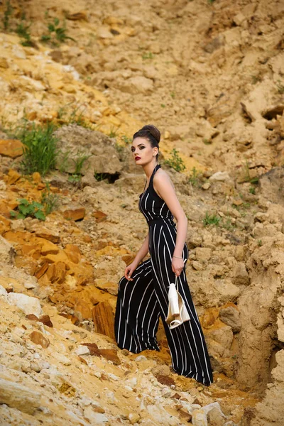 Fashion Model Wearing Jumpsuit Posing Quarry Holding Shoes — Stock Photo, Image