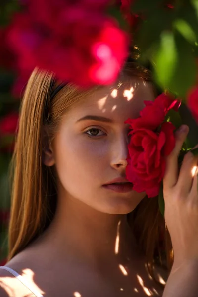 Portret Van Jonge Roodharige Vrouw Poseren Bloemen — Stockfoto