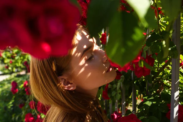 Retrato Jovem Ruiva Mulher Cheirando Flores — Fotografia de Stock