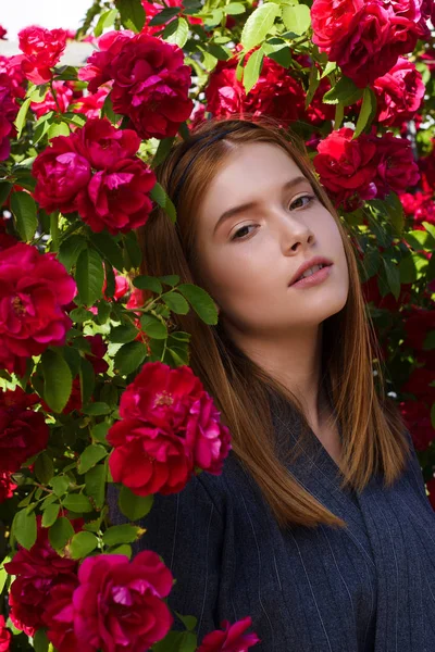 Retrato Jovem Ruiva Posando Flores — Fotografia de Stock