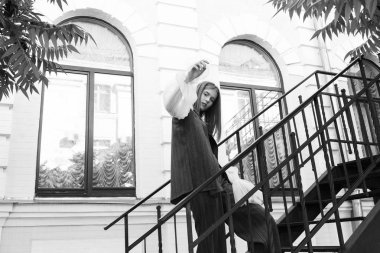 siyah ve beyaz çekim modeli merdivenlerde poz moda giysileri