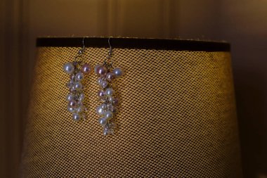 Çift inci küpe lamba asılı