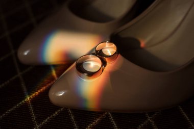 Gelin Ayakkabı ve alyans ışık arka plan üzerinde